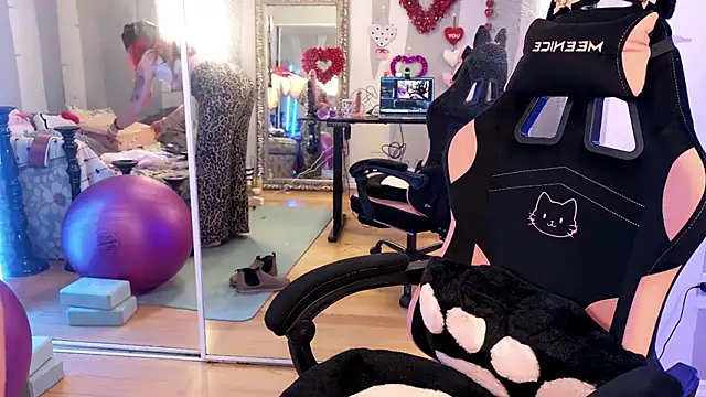Snapshot of youngmilfBlossom chatting on July 31, 2026, 10:07 pm youngmilfBlossom online show from July 31, 2026, 10:07 pm