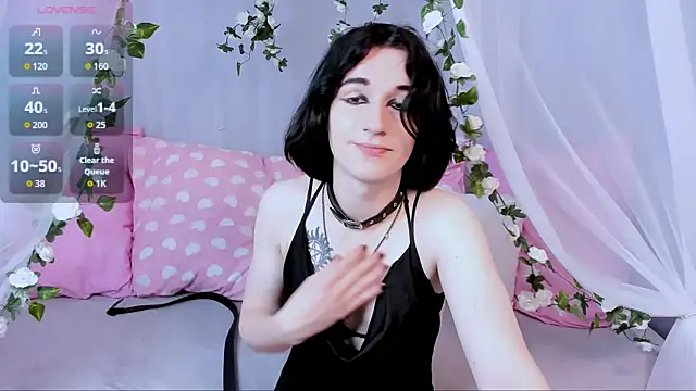 Snapshot of MickeQuinee chatting on June 8, 2026, 10:05 am MickeQuinee online show from June 8, 2026, 10:05 am