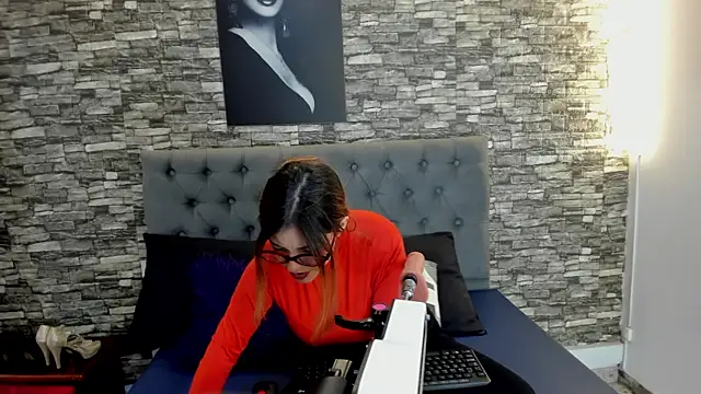 AngeliqueGirard online show from July 5, 2026, 9:10 pm