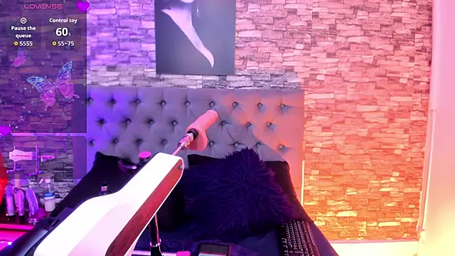 AngeliqueGirard online show from June 12, 2026, 7:11 pm
