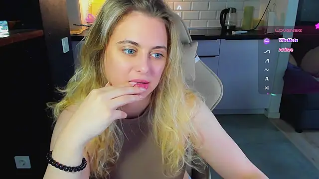 blonde kellyy online show from August 5, 2026, 4:17 am