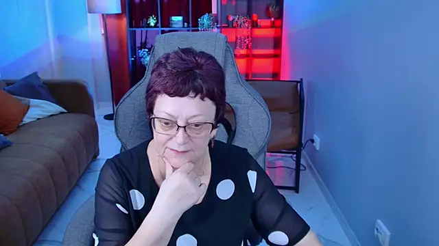 IsoldeMirevain online show from June 14, 2026, 8:37 am