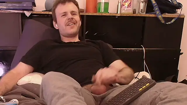 kinkyboipig online show from June 17, 2026, 7:52 am