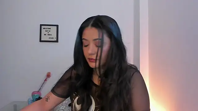 LauraToro  online show from February 24, 2026, 1:01 pm