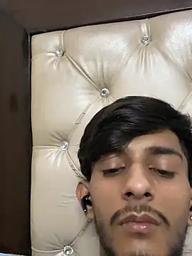 ronnnnn718 online show from June 17, 2026, 8:19 pm