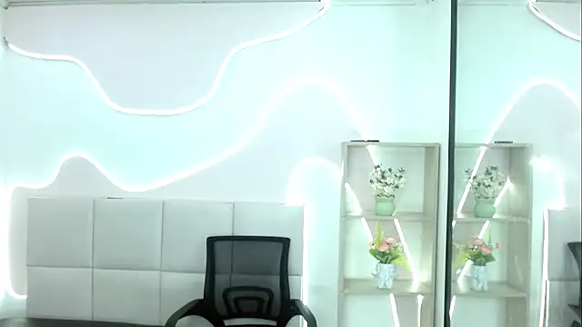 Jazmiin Rosee online show from June 19, 2026, 12:33 pm