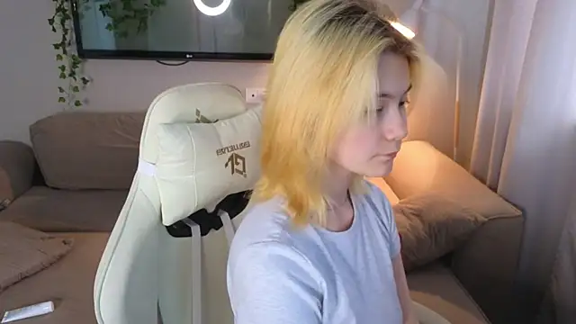 Emily Miu online show from July 14, 2026, 2:05 am