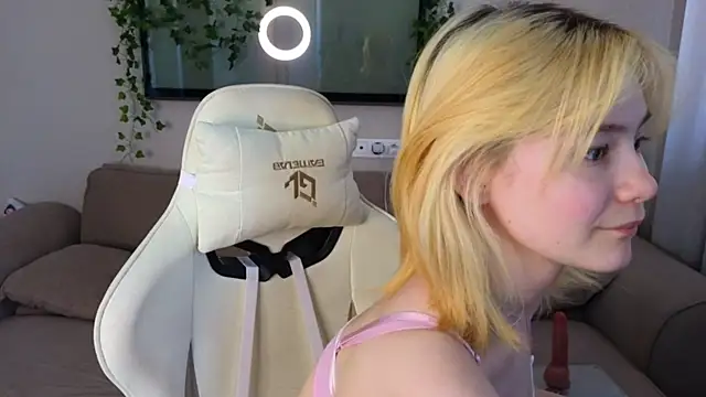 Emily Miu online show from June 19, 2026, 3:23 am