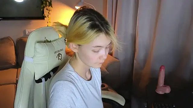Emily Miu online show from July 21, 2026, 11:17 pm