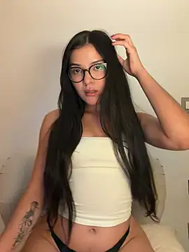 Ivyglow online show from June 25, 2026, 9:42 pm