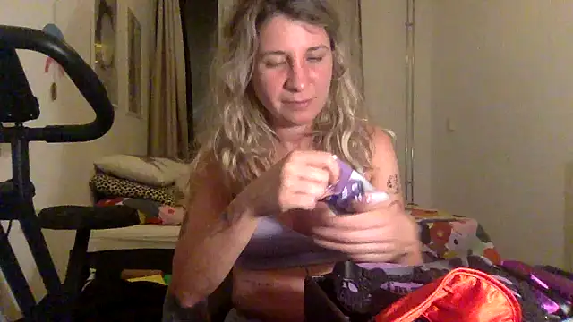 lindy94 online show from July 28, 2026, 8:52 pm