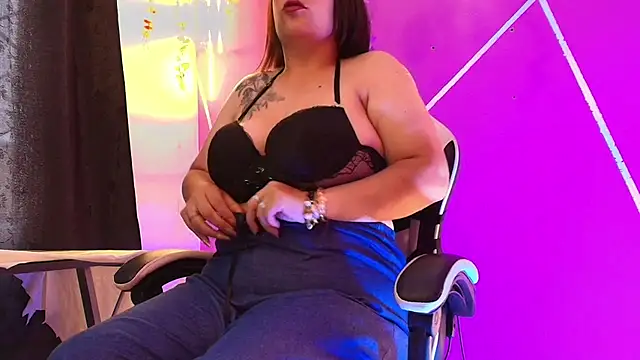 CurvyMilen online show from June 25, 2026, 8:14 pm