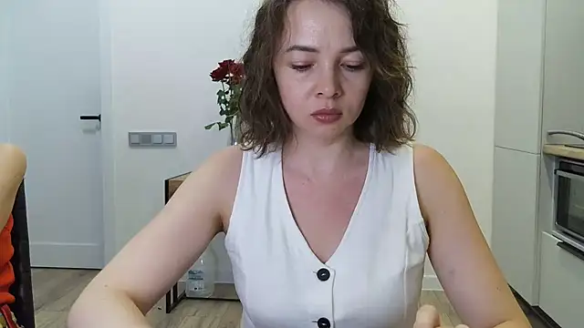 Snapshot of Selenneh chatting on July 18, 2026, 6:27 pm Selenneh online show from July 18, 2026, 6:27 pm