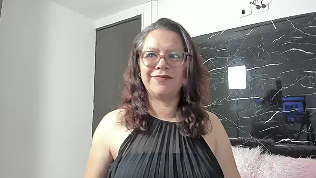 ELLE HADID online show from June 22, 2026, 3:31 pm
