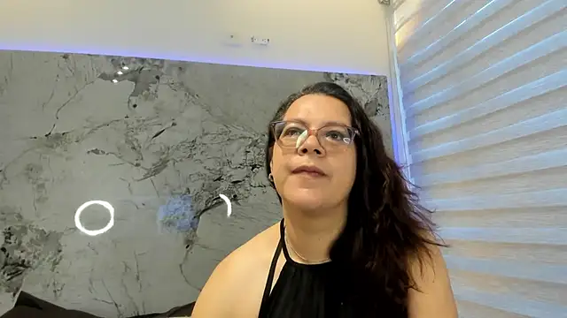 ELLE HADID online show from August 7, 2026, 11:38 am
