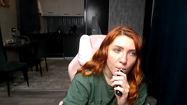 Snapshot of Reginasmilee chatting on April 10, 2026, 2:40 am Reginasmilee online show from April 10, 2026, 2:40 am