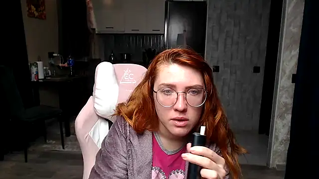 Snapshot of Reginasmilee chatting on April 13, 2026, 4:16 am Reginasmilee online show from April 13, 2026, 4:16 am