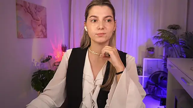 LucreciaStorm online show from June 30, 2026, 6:57 am