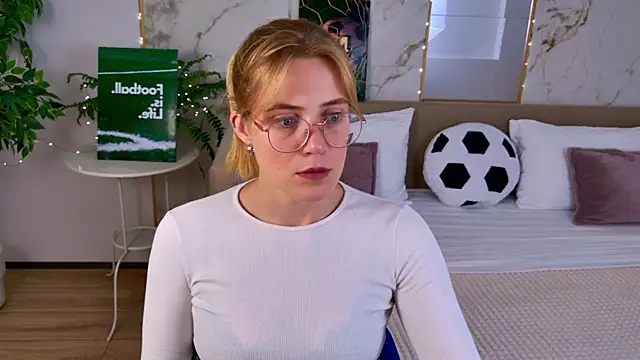 Chloelight online show from July 7, 2026, 5:21 am
