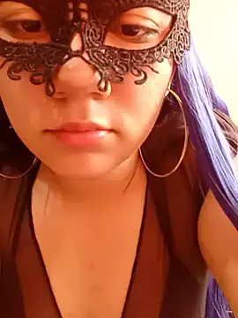 Snapshot of cremmluna chatting on July 7, 2026, 6:11 pm cremmluna online show from July 7, 2026, 6:11 pm