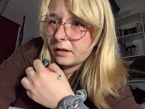 Snapshot of Cariniii chatting on July 9, 2026, 7:46 pm Cariniii online show from July 9, 2026, 7:46 pm