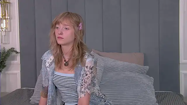 LeaMiln online show from July 24, 2026, 6:42 am