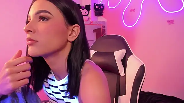 CarolineEvanss 11 online show from July 25, 2026, 1:02 am