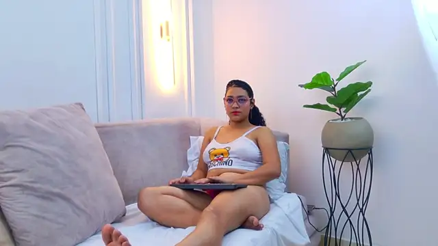 Luna-Velvett1 online show from July 30, 2026, 4:44 am
