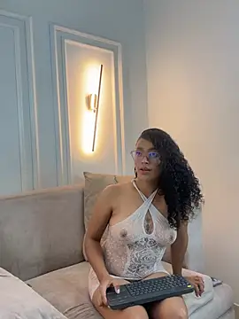 Luna-Velvett1 online show from July 17, 2026, 4:43 am