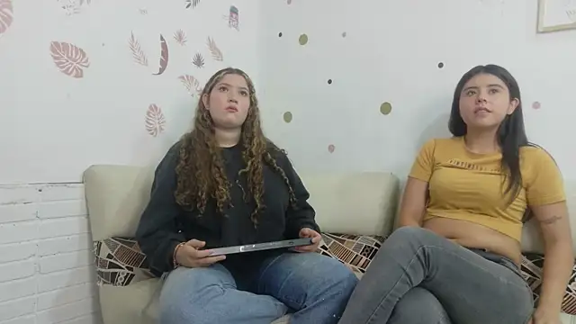 Emilyblosom-y-MiaRose online show from July 16, 2026, 5:32 pm