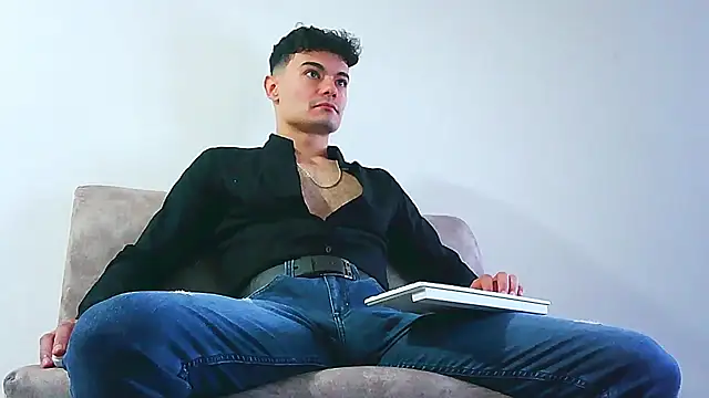 jhohannes-maximo online show from July 25, 2026, 12:33 pm