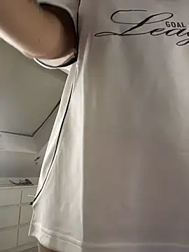 EvelynnMonroe online show from July 18, 2026, 7:33 pm