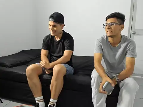 chicossexo02 online show from July 24, 2026, 8:05 pm