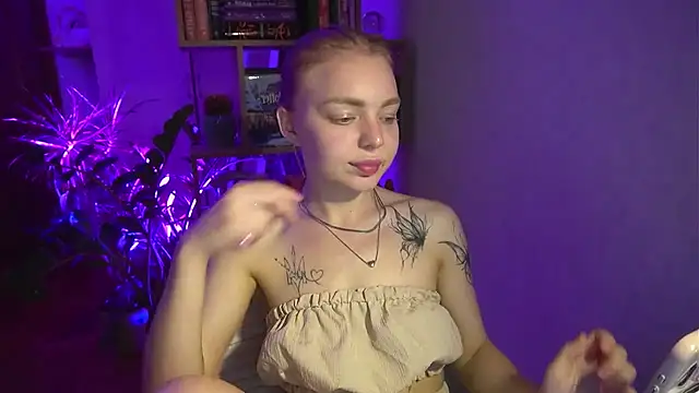 Emilyemmi online show from July 22, 2026, 8:22 pm