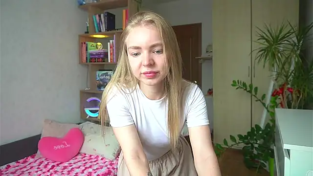 Emilyemmi online show from July 18, 2026, 7:28 am