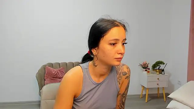 holly wood18 online show from July 30, 2026, 5:17 am