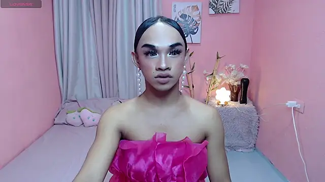 Snapshot of VivienneLuxe chatting on July 25, 2026, 7:31 pm VivienneLuxe online show from July 25, 2026, 7:31 pm