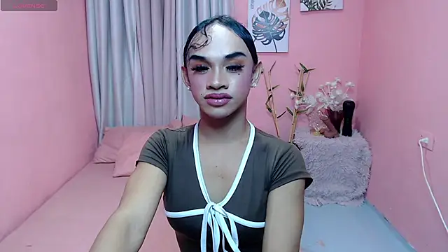 Snapshot of VivienneLuxe chatting on July 19, 2026, 7:39 am VivienneLuxe online show from July 19, 2026, 7:39 am