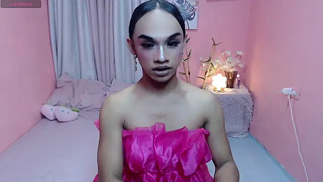 Snapshot of VivienneLuxe chatting on July 27, 2026, 4:19 am VivienneLuxe online show from July 27, 2026, 4:19 am