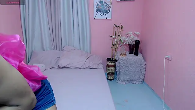 Snapshot of VivienneLuxe chatting on July 23, 2026, 2:24 pm VivienneLuxe online show from July 23, 2026, 2:24 pm