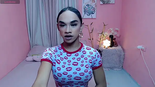 Snapshot of VivienneLuxe chatting on July 26, 2026, 7:37 am VivienneLuxe online show from July 26, 2026, 7:37 am