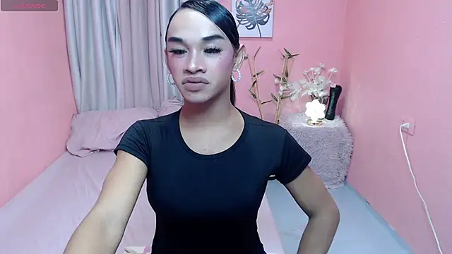 Snapshot of VivienneLuxe chatting on July 21, 2026, 8:04 am VivienneLuxe online show from July 21, 2026, 8:04 am