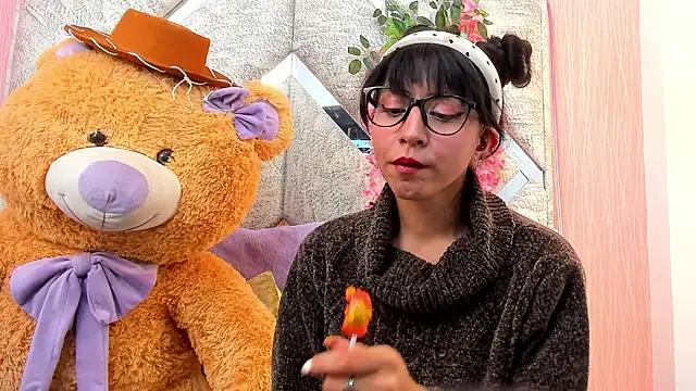 Violet Bloomxx online show from July 28, 2026, 7:39 pm