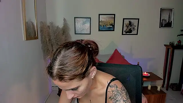 Naiely Naides online show from July 28, 2026, 12:48 pm