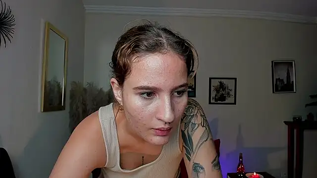 Naiely Naides online show from July 28, 2026, 12:23 pm