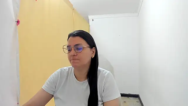 Snapshot of MARILYN_GARCIA chatting on October 15, 2025, 1:19 pm MARILYN GARCIA online show from October 15, 2025, 1:19 pm