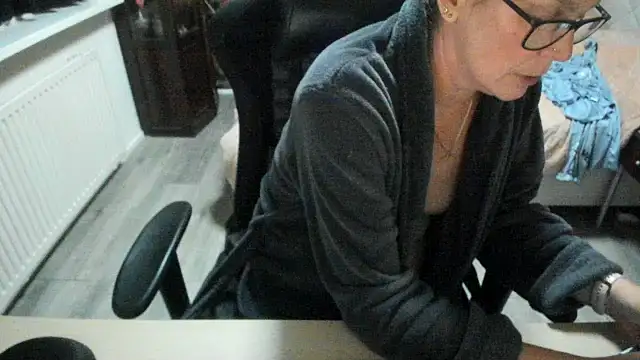 minoesje37 online show from November 1, 2025, 8:25 pm