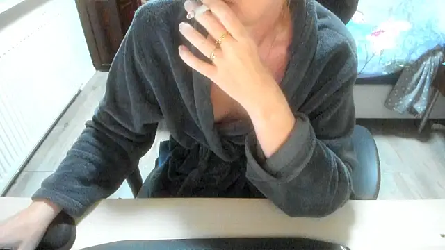 minoesje37 online show from November 25, 2025, 8:42 pm