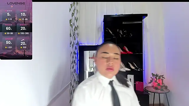 Snapshot of ReyleDoll chatting on March 3, 2026, 10:17 pm ReyleDoll online show from March 3, 2026, 10:17 pm