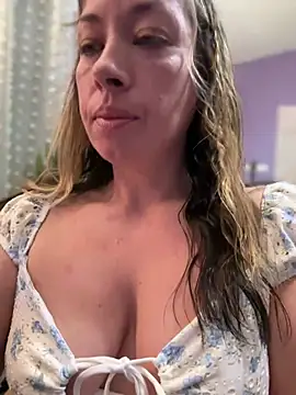 Snapshot of _NinaLuvSins_ chatting on April 17, 2026, 5:05 pm NinaLuvSins online show from April 17, 2026, 5:05 pm